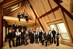 Gruppenbild der Dachdecker Firma DKI in Zimmermannskleidung für ihre Business Internetseite