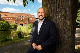 Portrait vom Bezirksbürgermeister Frank Bewig vor der Zitterdelle Spandau
