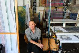 Künstler Holger Bär in seinem Atelier in Wuppertal fotografiert